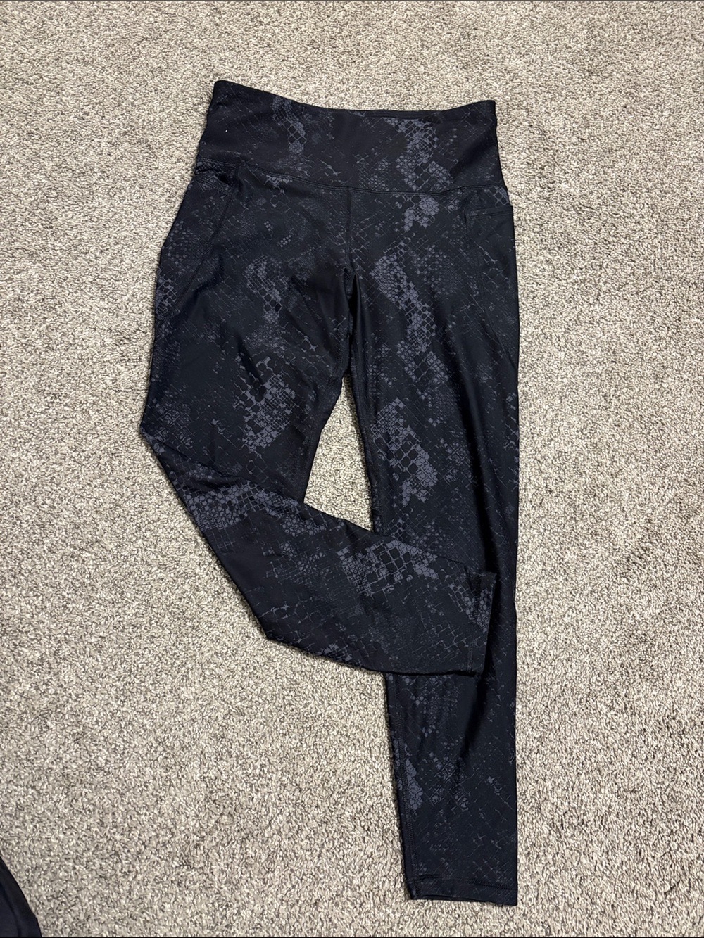 Old Navy Active Elevate Legging in Black and Gray Snake Print